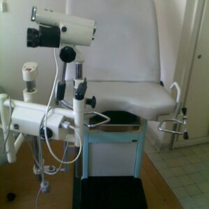 Vizsgáló ágy kolposzkóppal